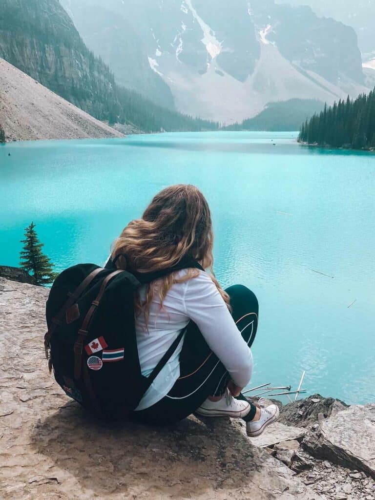 girl-hikers-canadian-lake