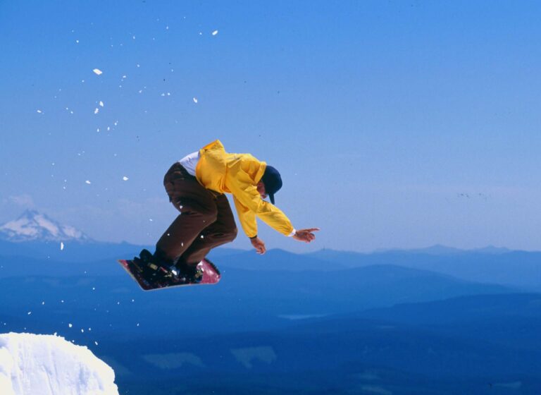 we-snowboarder-jumping-sunny